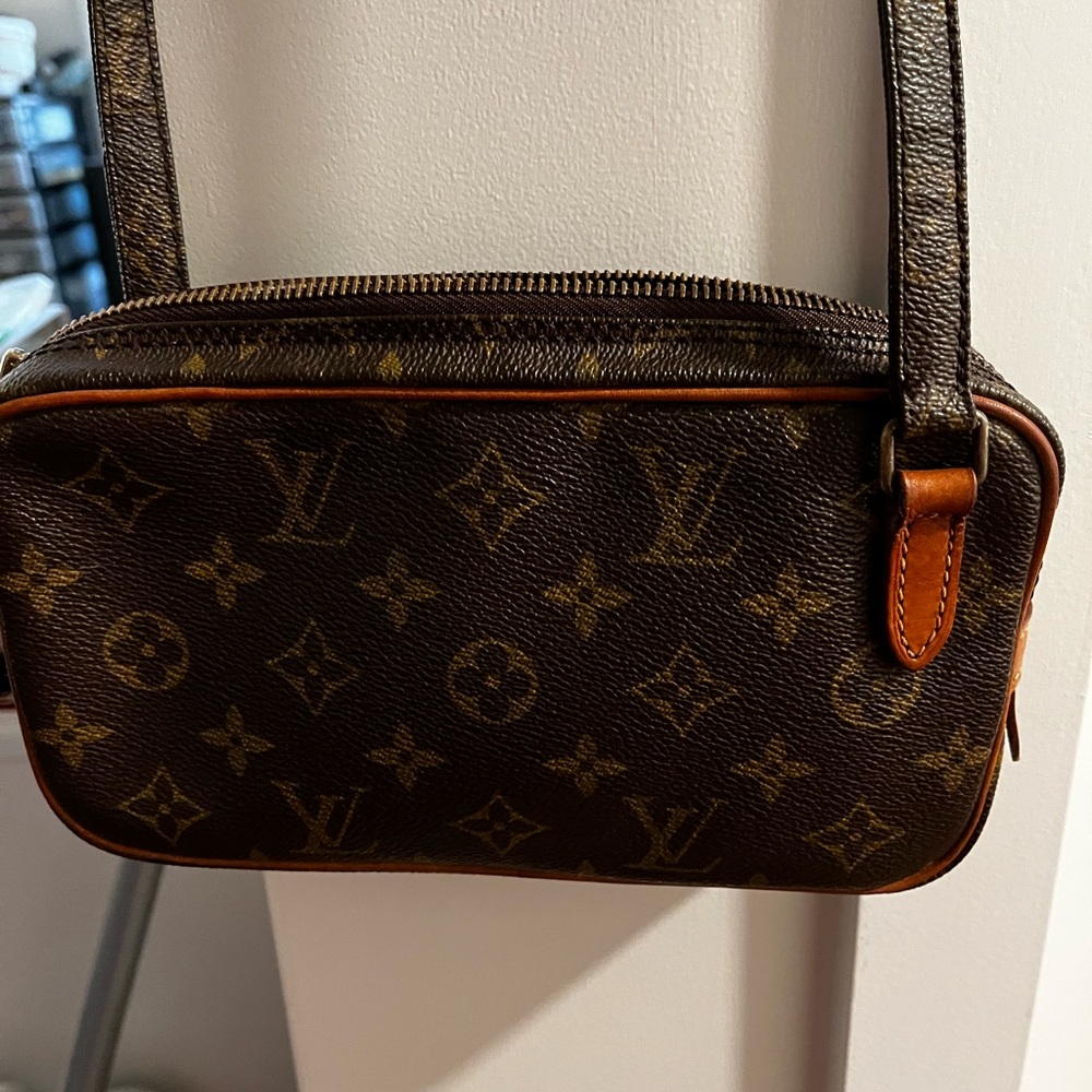 Lovely LOUIS VUITTON Marly Bandouliere Crossbody guaranteed. Final Price.🫶